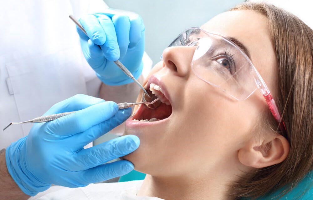 Kokie yra paruošiamieji darbai prieš pradedant dantų tiesinimą kapomis?