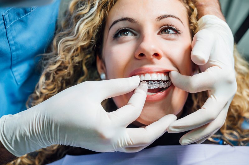 Kas gali atlikti ortodontinį gydymą kapomis?